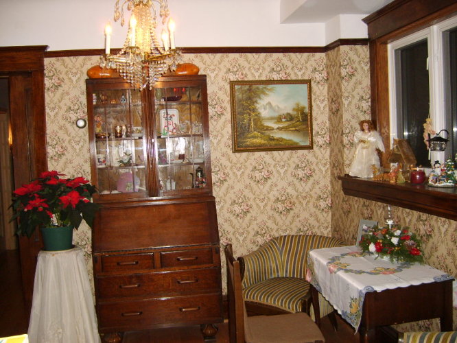 Entry hall to Grayona Tourist Home