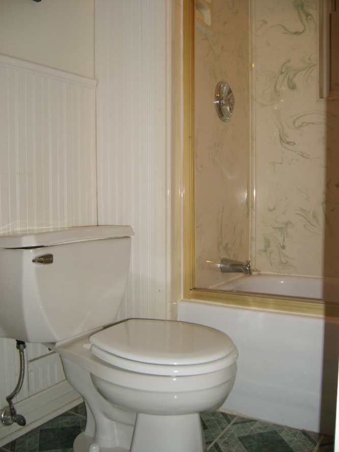 Shared bathroom with rooms 4 and 5
